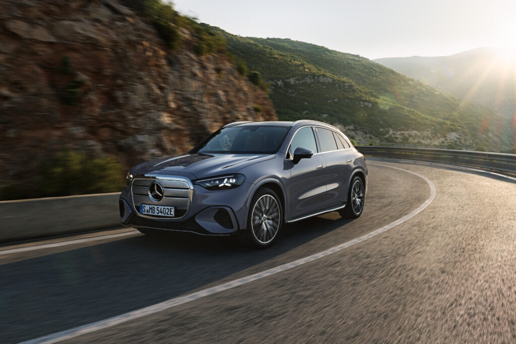Der neue Mercedes-Benz GLC 400 4MATIC mit EQ Technologie.

Energieverbrauch kombiniert: 14,9-18,8 kWh/100 km | CO₂-Emissionen kombiniert: 0 g/km | CO₂-Klasse: A [1] 

Exterieur: AMG Line; lavender silver 


[1] Die Angaben sind vorläufig. Es liegen bislang weder bestätigte Werte von einer amtlich anerkannten Prüforganisation noch eine EG-Typgenehmigung noch eine Konformitätsbescheinigung mit amtlichen Werten vor. Abweichungen zwischen den Angaben und den amtlichen Werten sind möglich. 

The all-new electric Mercedes-Benz GLC 400 4MATIC with EQ Technology.

Energy consumption combined: 14,9-18,8 kWh/100 km | CO₂ emissions combined: 0 g/km | CO₂ class: A [1] 

Exterior: AMG Line; lavender silver
 

[1] The information is provisional. Neither confirmed values from an officially recognised testing organisation nor an EC type approval nor a certificate of conformity with official values are available to date. Deviations between the data and the official values are possible.