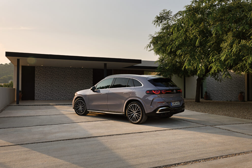 Der neue Mercedes-Benz GLC 400 4MATIC mit EQ Technologie.

Energieverbrauch kombiniert: 14,9-18,8 kWh/100 km | CO₂-Emissionen kombiniert: 0 g/km | CO₂-Klasse: A [1] 

Exterieur: AMG Line; lavender silver 


[1] Die Angaben sind vorläufig. Es liegen bislang weder bestätigte Werte von einer amtlich anerkannten Prüforganisation noch eine EG-Typgenehmigung noch eine Konformitätsbescheinigung mit amtlichen Werten vor. Abweichungen zwischen den Angaben und den amtlichen Werten sind möglich. 

The all-new electric Mercedes-Benz GLC 400 4MATIC with EQ Technology.

Energy consumption combined: 14,9-18,8 kWh/100 km | CO₂ emissions combined: 0 g/km | CO₂ class: A [1] 

Exterior: AMG Line; lavender silver
 

[1] The information is provisional. Neither confirmed values from an officially recognised testing organisation nor an EC type approval nor a certificate of conformity with official values are available to date. Deviations between the data and the official values are possible.