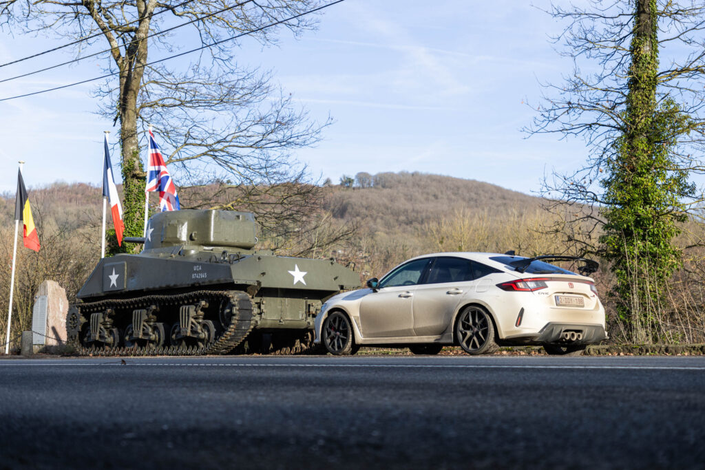 Une machine de guerre, et un tank.