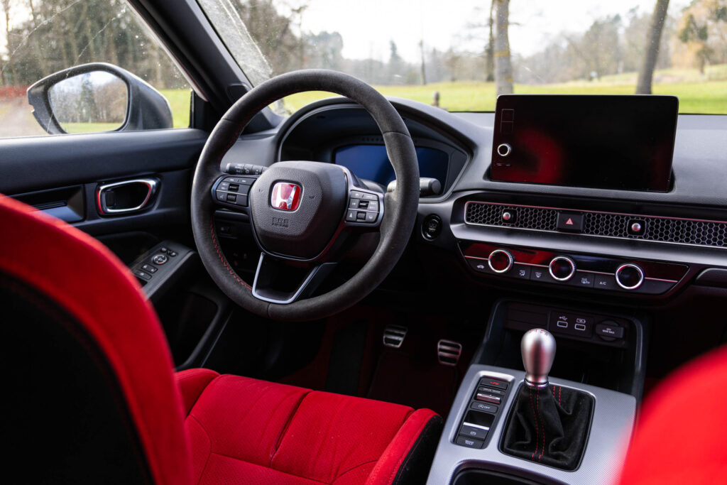 Je suis tombé amoureux de cet intérieur où l'usage a primé sur le marketing. Du rouge flash, un peu moins...